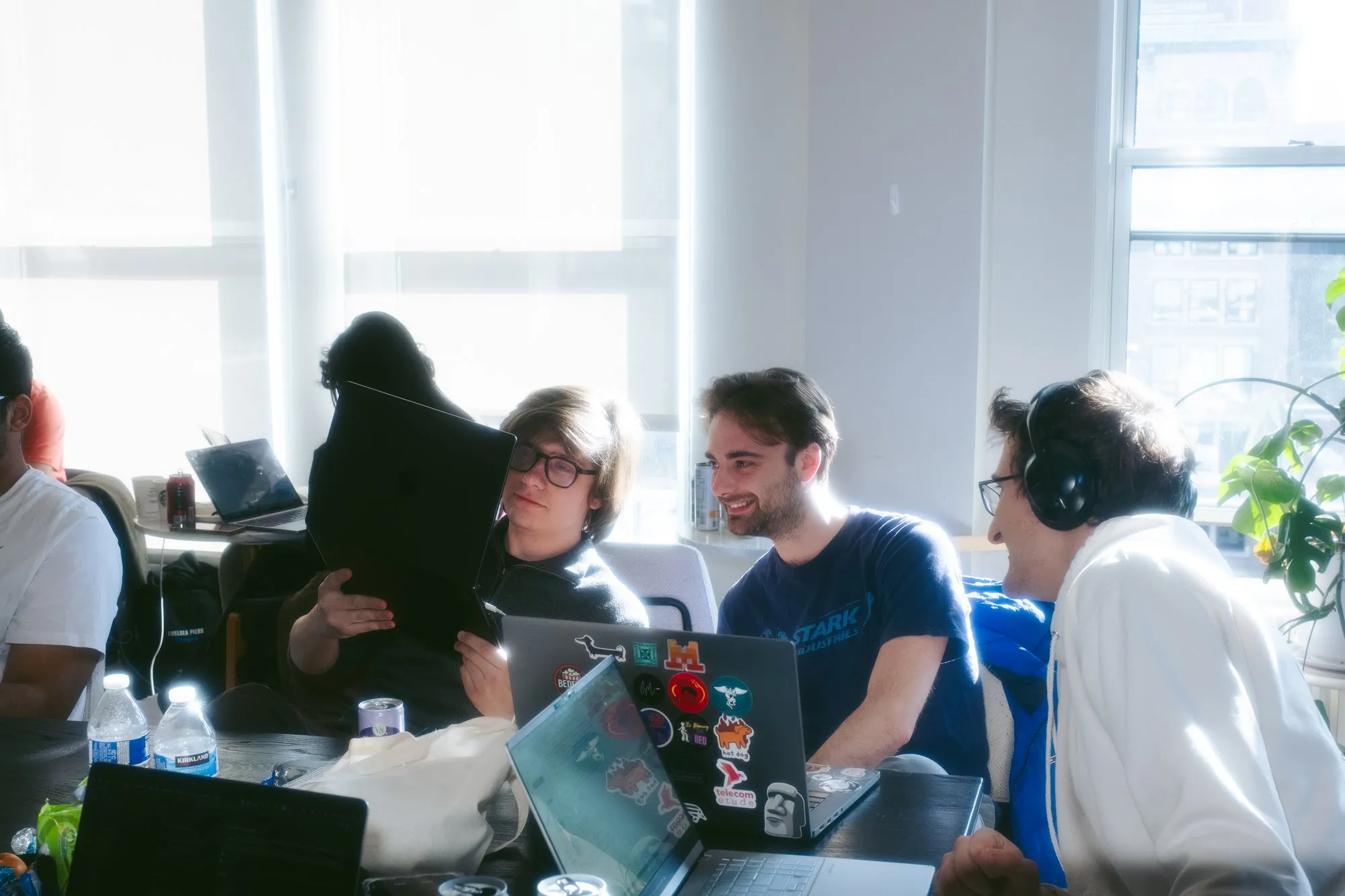 Team collaboration under sunlit venue